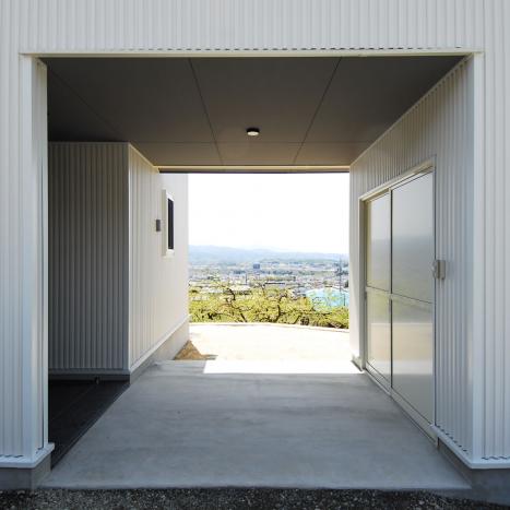 高台に建つ眺めの良い家